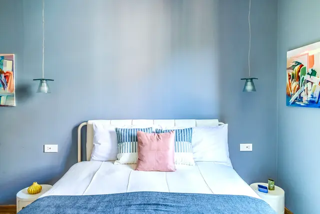 Camera da letto azzurra con tessili coordinati