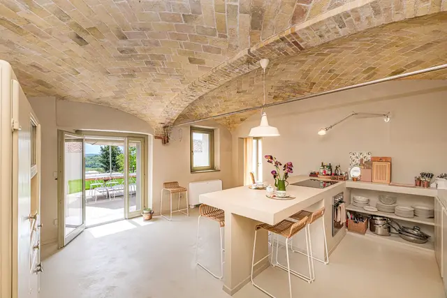 Cucina con soffitto voltato in mattoni